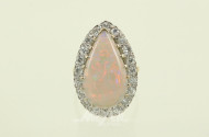 Ring mit tropfenförmigen Opal, umkranzt von 20 kl. Diamanten