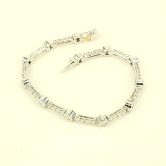 Armband in Allianzform, besetzt mit nat. Diamanten im Brillantschliff von ges. ca. 2,50ct. wess/vsi