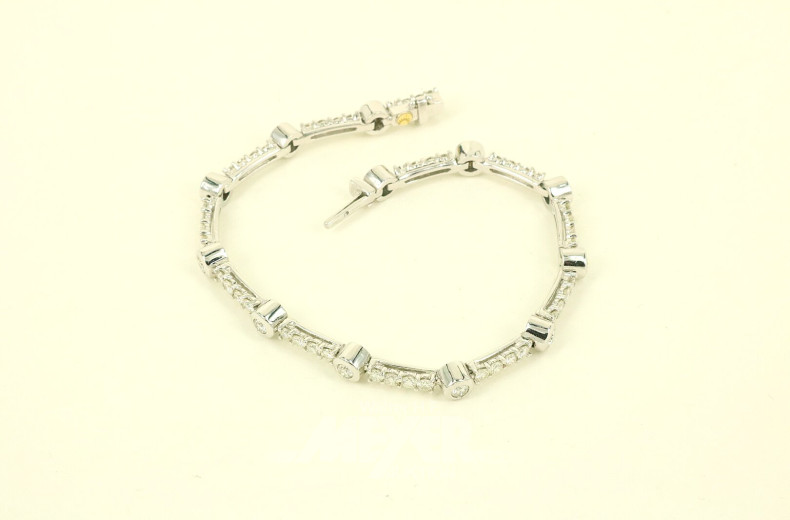 Armband in Allianzform, besetzt mit nat. Diamanten im Brillantschliff von ges. ca. 2,50ct. wess/vsi