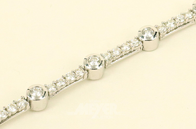 Armband in Allianzform, besetzt mit nat. Diamanten im Brillantschliff von ges. ca. 2,50ct. wess/vsi