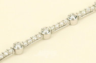 Armband in Allianzform, besetzt mit nat. Diamanten im Brillantschliff von ges. ca. 2,50ct. wess/vsi