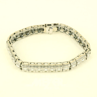 Armband in Allianzform, besetzt mit 32 nat. Diamanten im Brillantschliff von zus. ca. 3,50ct. wess/vsi