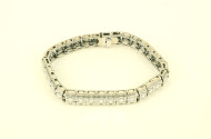 Armband in Allianzform, besetzt mit 32 nat. Diamanten im Brillantschliff von zus. ca. 3,50ct. wess/vsi
