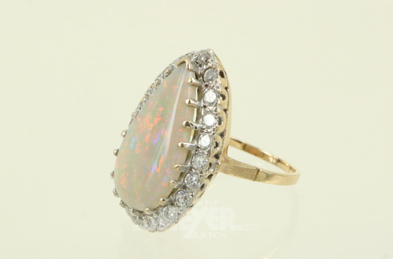 Ring mit tropfenförmigen Opal, umkranzt von 20 kl. Diamanten