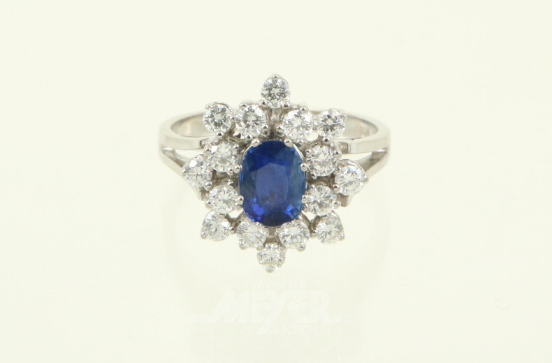 Clusterring mit blauem Farbstein und 16 Brillanten