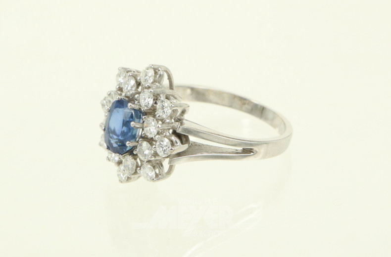 Clusterring mit blauem Farbstein und 16 Brillanten
