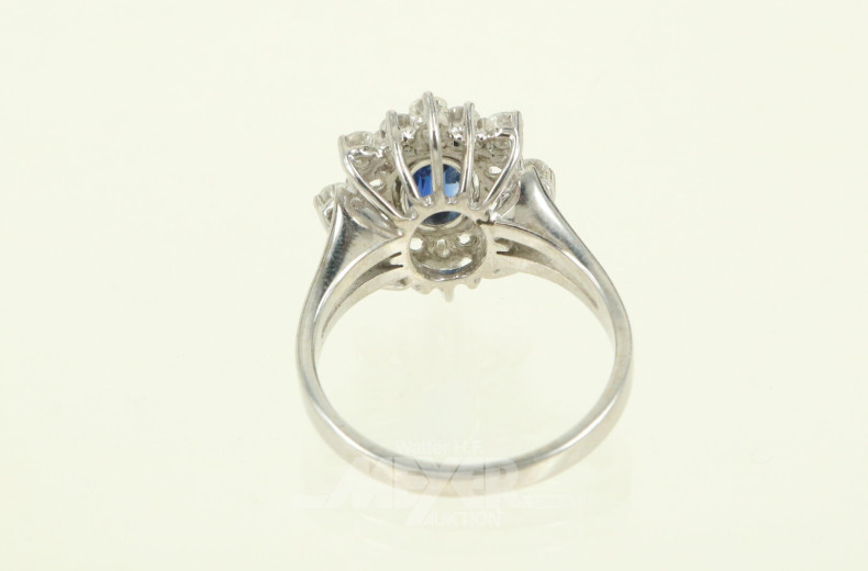 Clusterring mit blauem Farbstein und 16 Brillanten