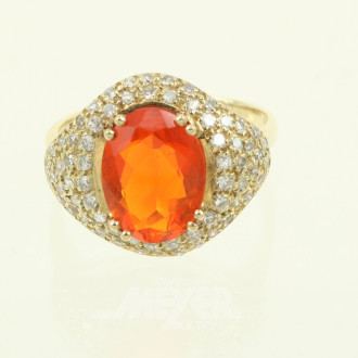Ring mit einem orangen Farbstein (vermutl. Feueropal) oval facettiert, umgeben von kl. Brillanten
