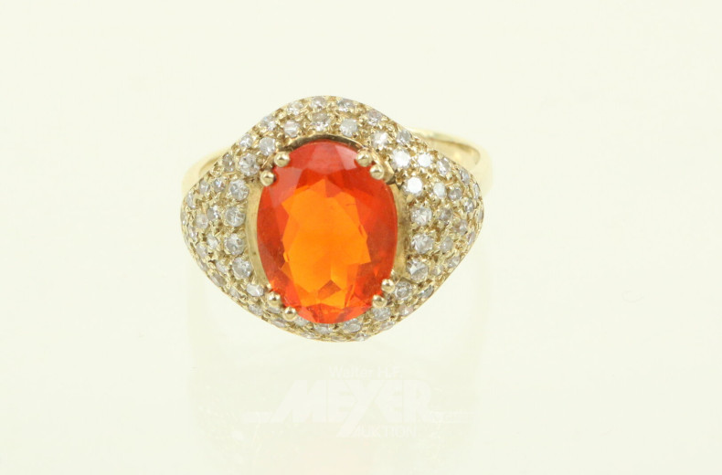 Ring mit einem orangen Farbstein (vermutl. Feueropal) oval facettiert, umgeben von kl. Brillanten