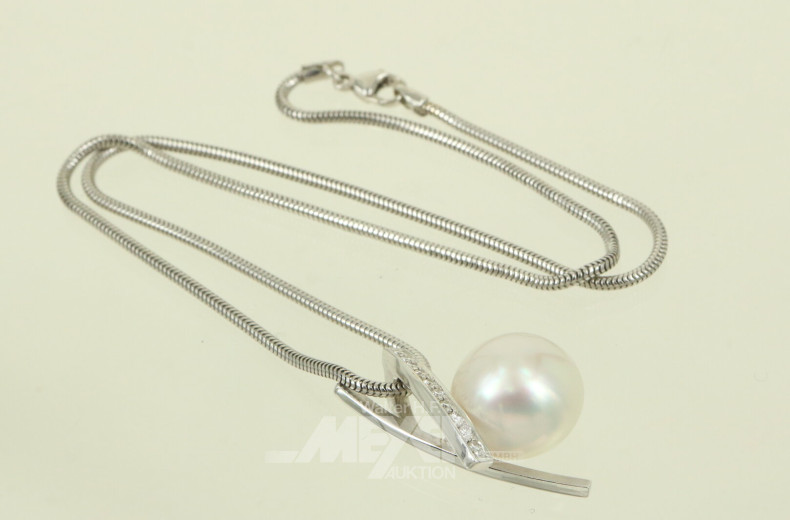 kurze Kette u. 1 Anhänger, mit Perle u. 10 kl. Brillanten