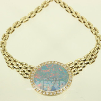 Collier mit runder Opaltriplette, umkranzt von kl. Brillanten