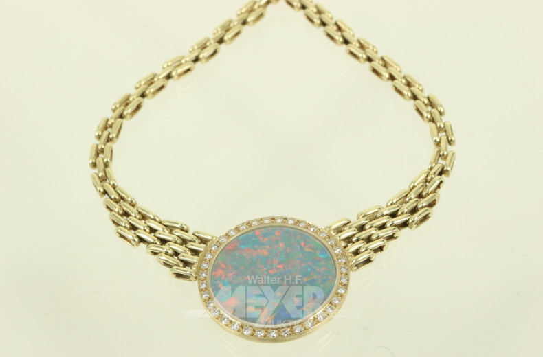 Collier mit runder Opaltriplette, umkranzt von kl. Brillanten