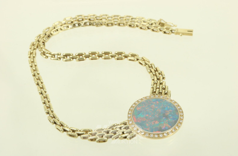 Collier mit runder Opaltriplette, umkranzt von kl. Brillanten