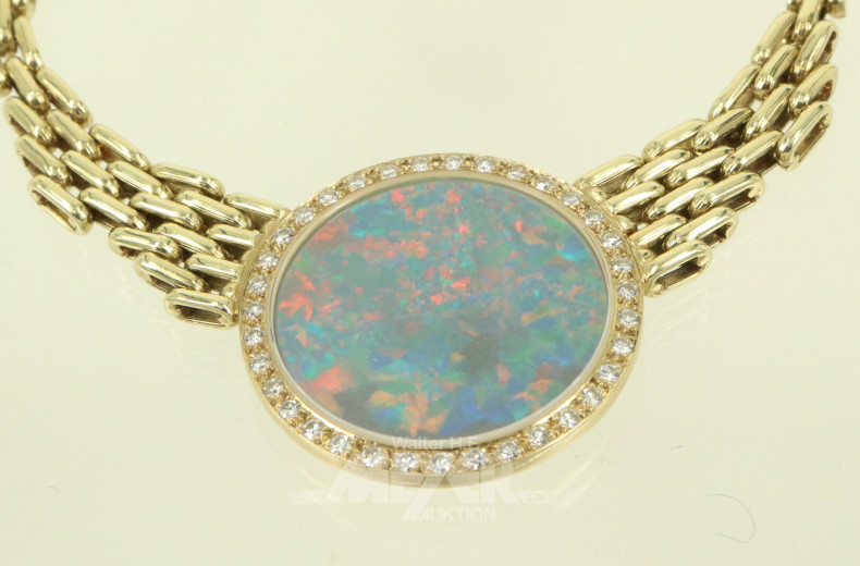 Collier mit runder Opaltriplette, umkranzt von kl. Brillanten