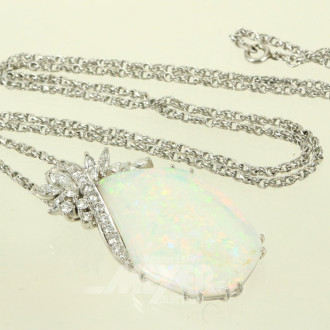 Gliederkette mit Opalanhänger u. 18 kl. Brillanten sowie 6 Diamant-Navetten von zus.ca. 0,90 ct.