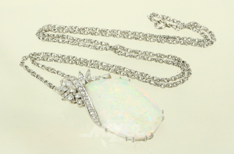 Gliederkette mit Opalanhänger u. 18 kl. Brillanten sowie 6 Diamant-Navetten von zus.ca. 0,90 ct.