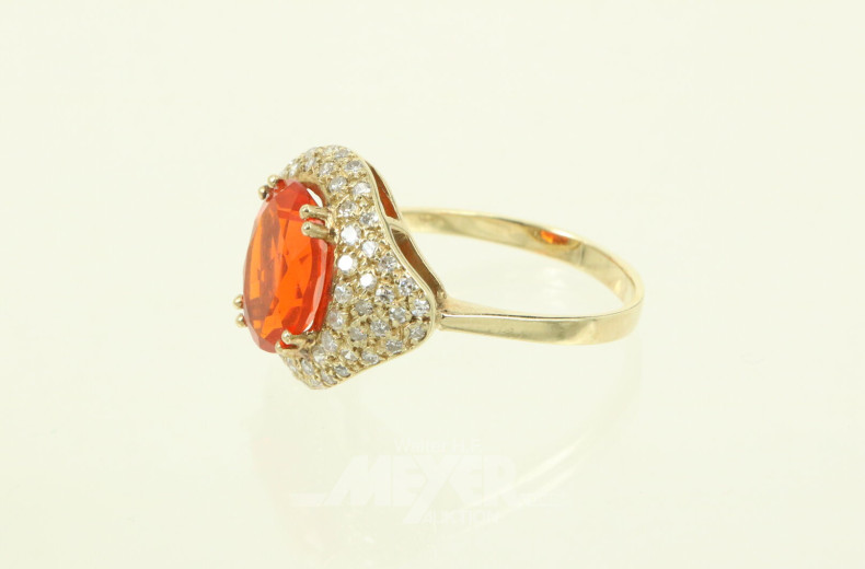 Ring mit einem orangen Farbstein (vermutl. Feueropal) oval facettiert, umgeben von kl. Brillanten