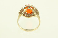 Ring mit einem orangen Farbstein (vermutl. Feueropal) oval facettiert, umgeben von kl. Brillanten