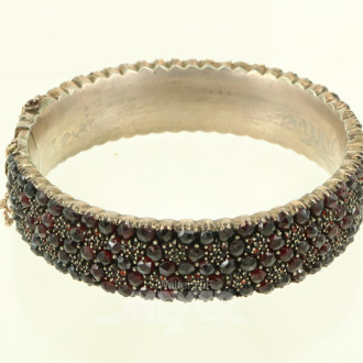 antiker Armreif mit dichtem Granatbesatz