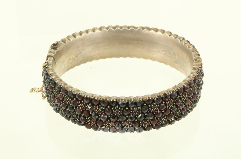 antiker Armreif mit dichtem Granatbesatz