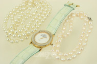 Süßwasser- und 1 Modeschmuck-Perlenkette, sowie 1 Armbanduhr 'SEA CLOUD'