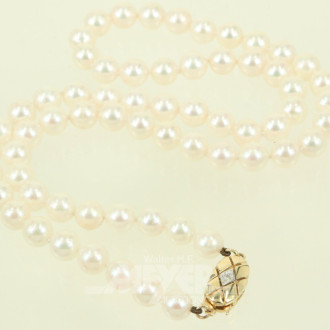 Perlenkette mit Schließe in 585 GG, mit 2 kl. Brillanten