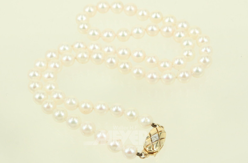 Perlenkette mit Schließe in 585 GG, mit 2 kl. Brillanten