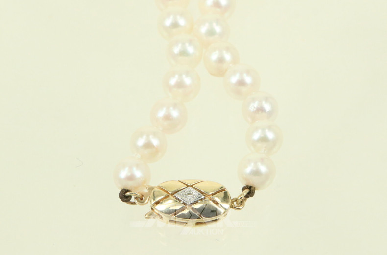 Perlenkette mit Schließe in 585 GG, mit 2 kl. Brillanten