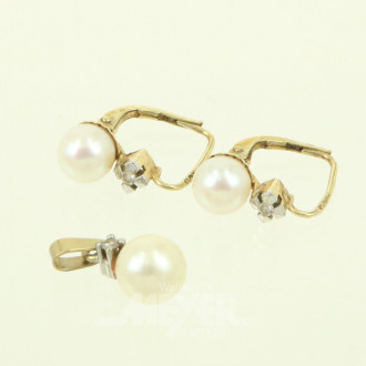 Paar Ohrhänger sowie 1 Anhänger, jew. mit 1 Perle u. 1 kl. Brillant