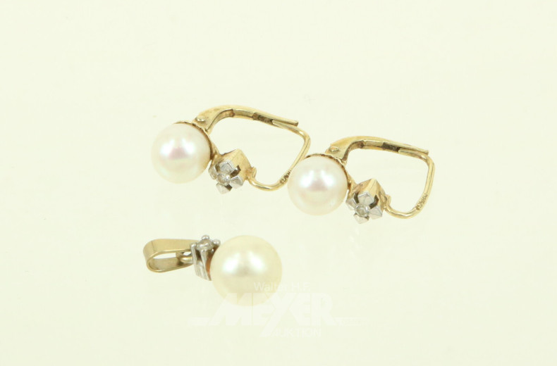 Paar Ohrhänger sowie 1 Anhänger, jew. mit 1 Perle u. 1 kl. Brillant