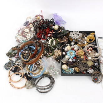 Konvolut Modeschmuck im kl. Schaukasten