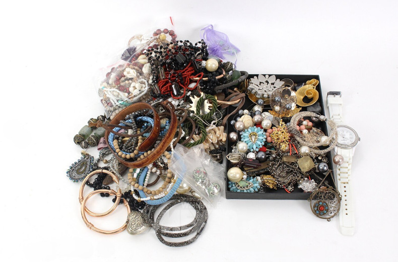 Konvolut Modeschmuck im kl. Schaukasten