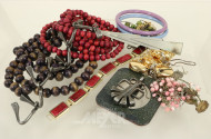 Konvolut Modeschmuck, best. aus Ringe, Armreifen, Ketten, Broschen etc.