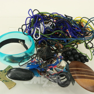 Konvolut Modeschmuck, best. aus Anhänger, Ketten, Armreifen, Broschen, Ohrhänger etc.