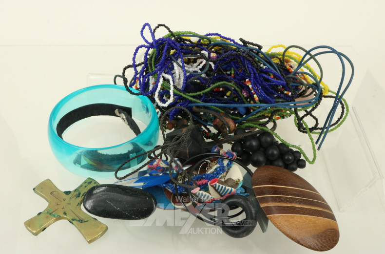 Konvolut Modeschmuck, best. aus Anhänger, Ketten, Armreifen, Broschen, Ohrhänger etc.