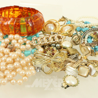 Konvolut Modeschmuck, best. Bernsteinarmband, Manschettenknöpfe, Perlenketten, Ringe etc.