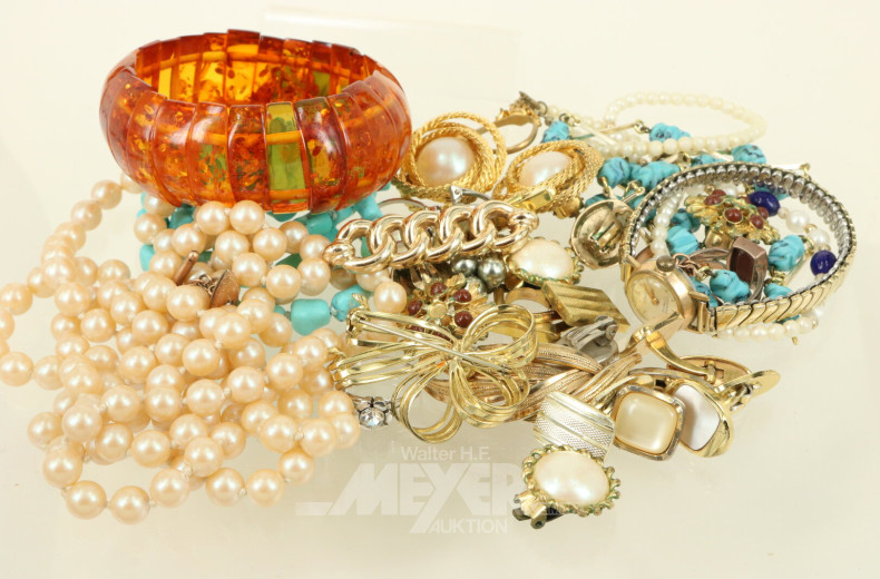 Konvolut Modeschmuck, best. Bernsteinarmband, Manschettenknöpfe, Perlenketten, Ringe etc.