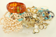 Konvolut Modeschmuck, best. Bernsteinarmband, Manschettenknöpfe, Perlenketten, Ringe etc.