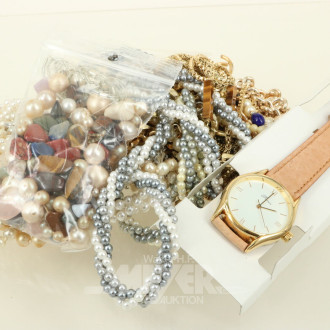 Konvolut Modeschmuck, best. aus Armbanduhr, Perlen, Ketten, Broschen, etc.
