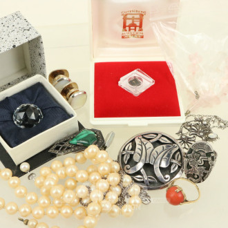 Posten versch. Silber- u. Modeschmuck, u.a. Perlenketten, Ringe, Broschen, Ohrstecker etc.