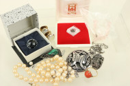 Posten versch. Silber- u. Modeschmuck, u.a. Perlenketten, Ringe, Broschen, Ohrstecker etc.
