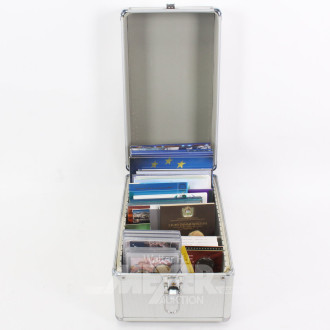 Konvolut Euro-Münzsätze, Euro-Sonderprägungen u. amerikanische Gedenkausgaben im Alukoffer