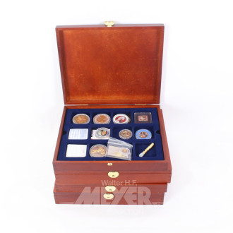 Konvolut Sonder- u. Gedenkausgaben in 4 Holzkassetten