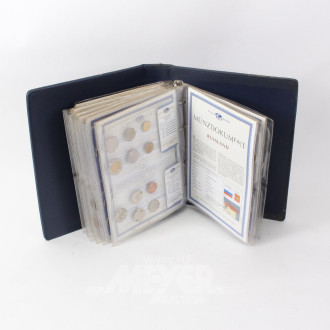 Konvolut Euro-Numisblätter, Kursmünzsätze aus aller Welt u. Briefmarken in 5 Alben