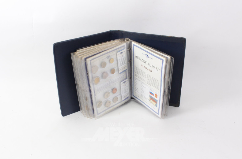 Konvolut Euro-Numisblätter, Kursmünzsätze aus aller Welt u. Briefmarken in 5 Alben