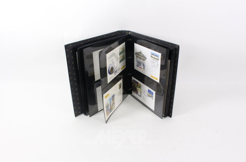 Konvolut Euro-Numisblätter, Kursmünzsätze aus aller Welt u. Briefmarken in 5 Alben