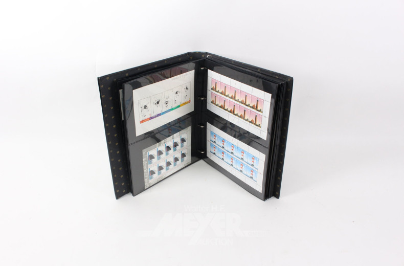 Konvolut Euro-Numisblätter, Kursmünzsätze aus aller Welt u. Briefmarken in 5 Alben