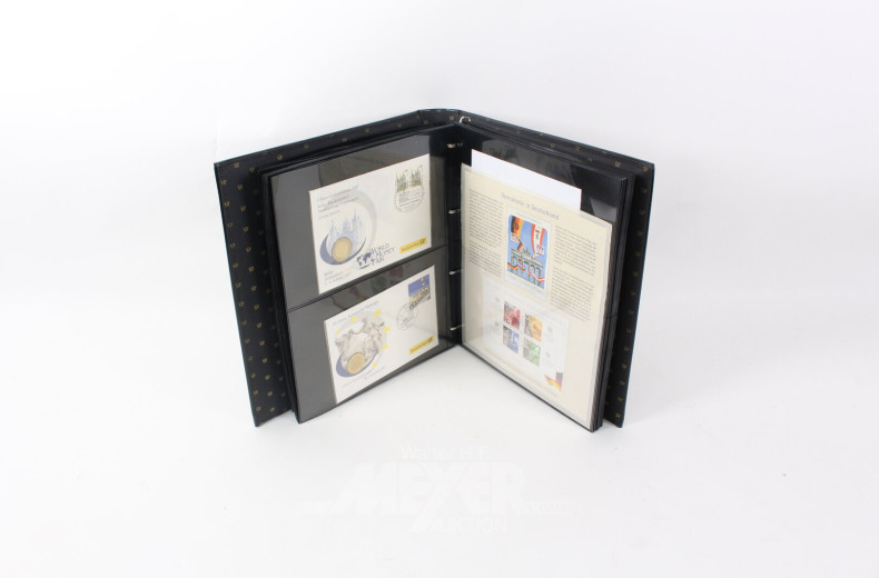 Konvolut Euro-Numisblätter, Kursmünzsätze aus aller Welt u. Briefmarken in 5 Alben