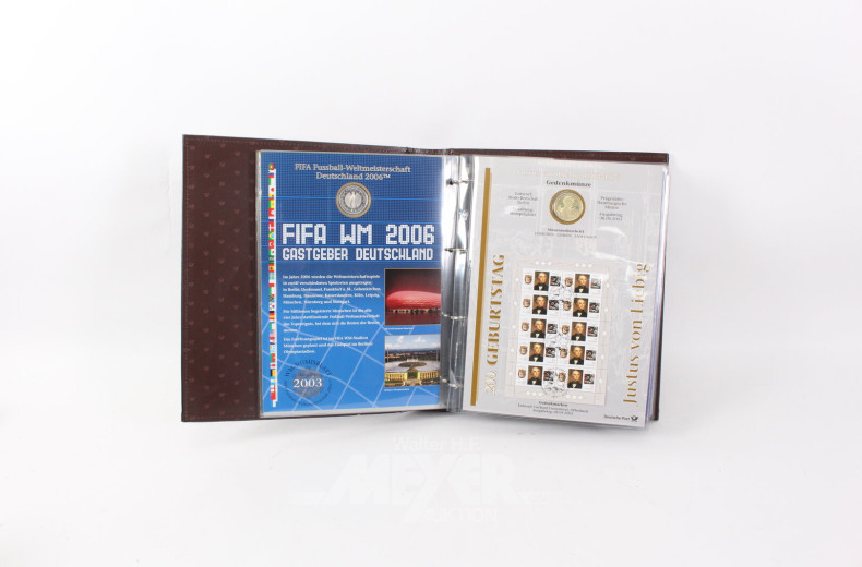 Konvolut Euro-Numisblätter, Kursmünzsätze aus aller Welt u. Briefmarken in 5 Alben