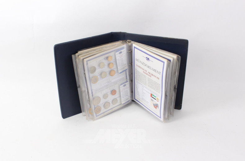 Konvolut Euro-Numisblätter, Kursmünzsätze aus aller Welt u. Briefmarken in 5 Alben